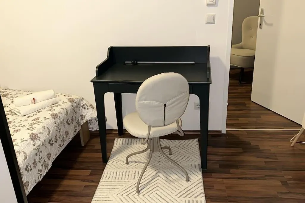 Apartment Gemuetliche Unterkunft Mit Balkon In Wien
